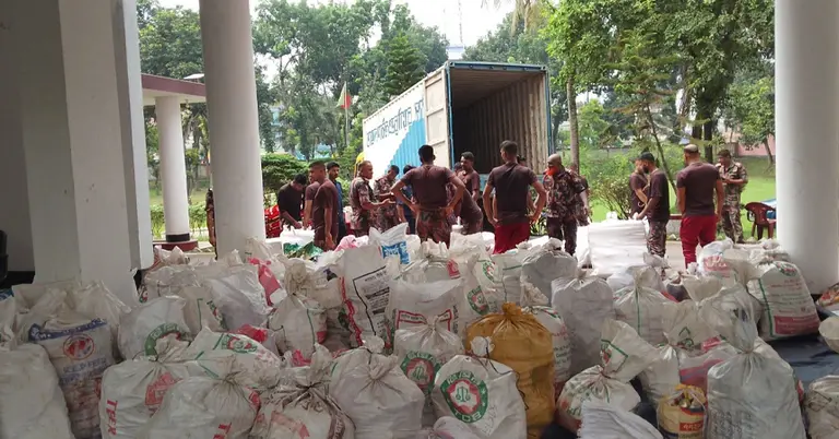 তিন কাস্টমস কর্মকর্তাকে গ্রেপ্তার করেছে বিজিবি